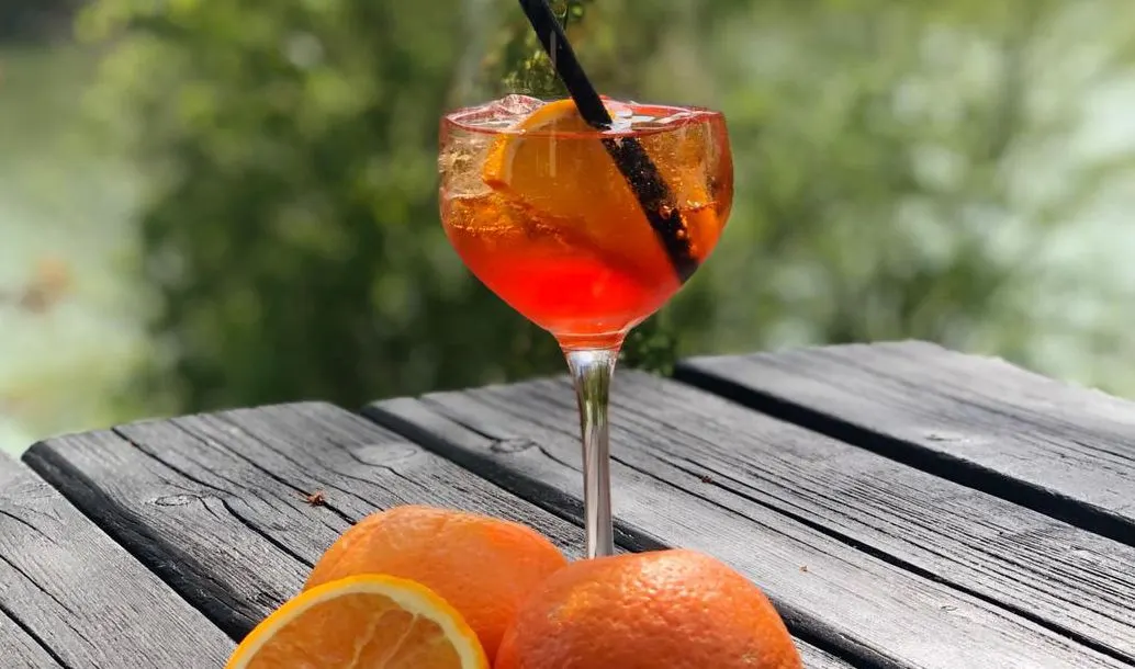 Aperol Spritz auf dem Holztisch am See