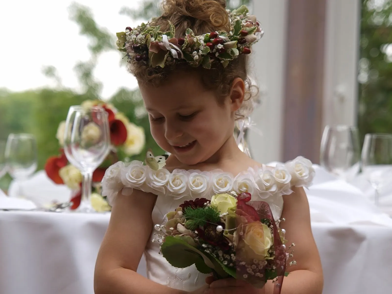 Blumenmädchen mit Blumenkranz