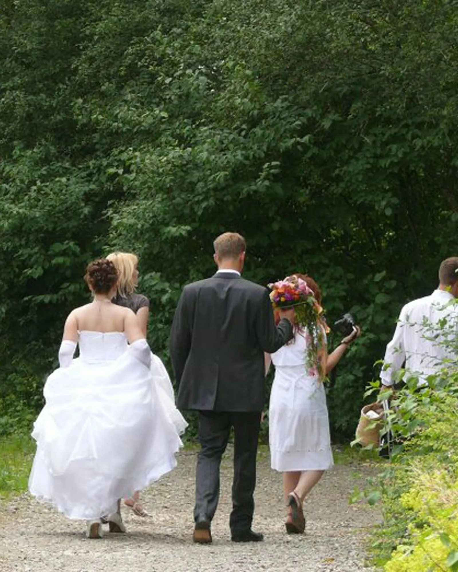 Brautpaar auf dem Weg am See