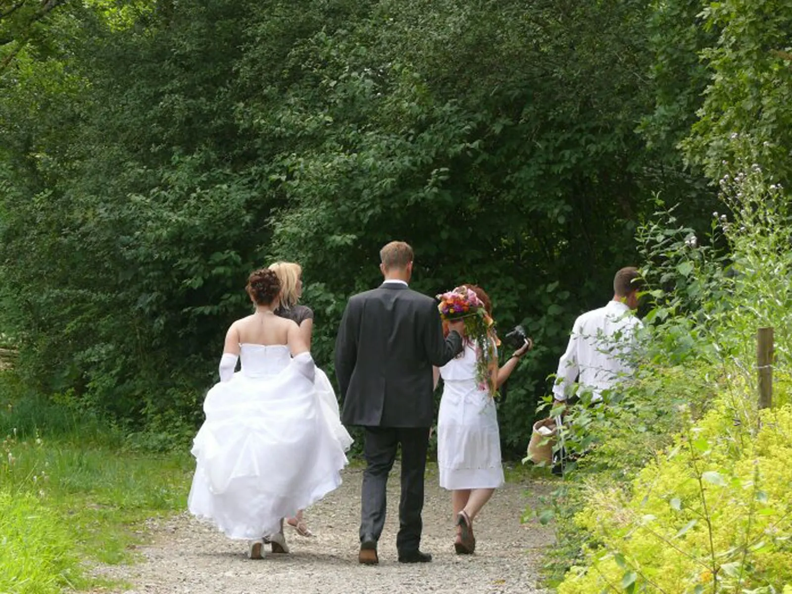 Brautpaar auf dem Weg am See
