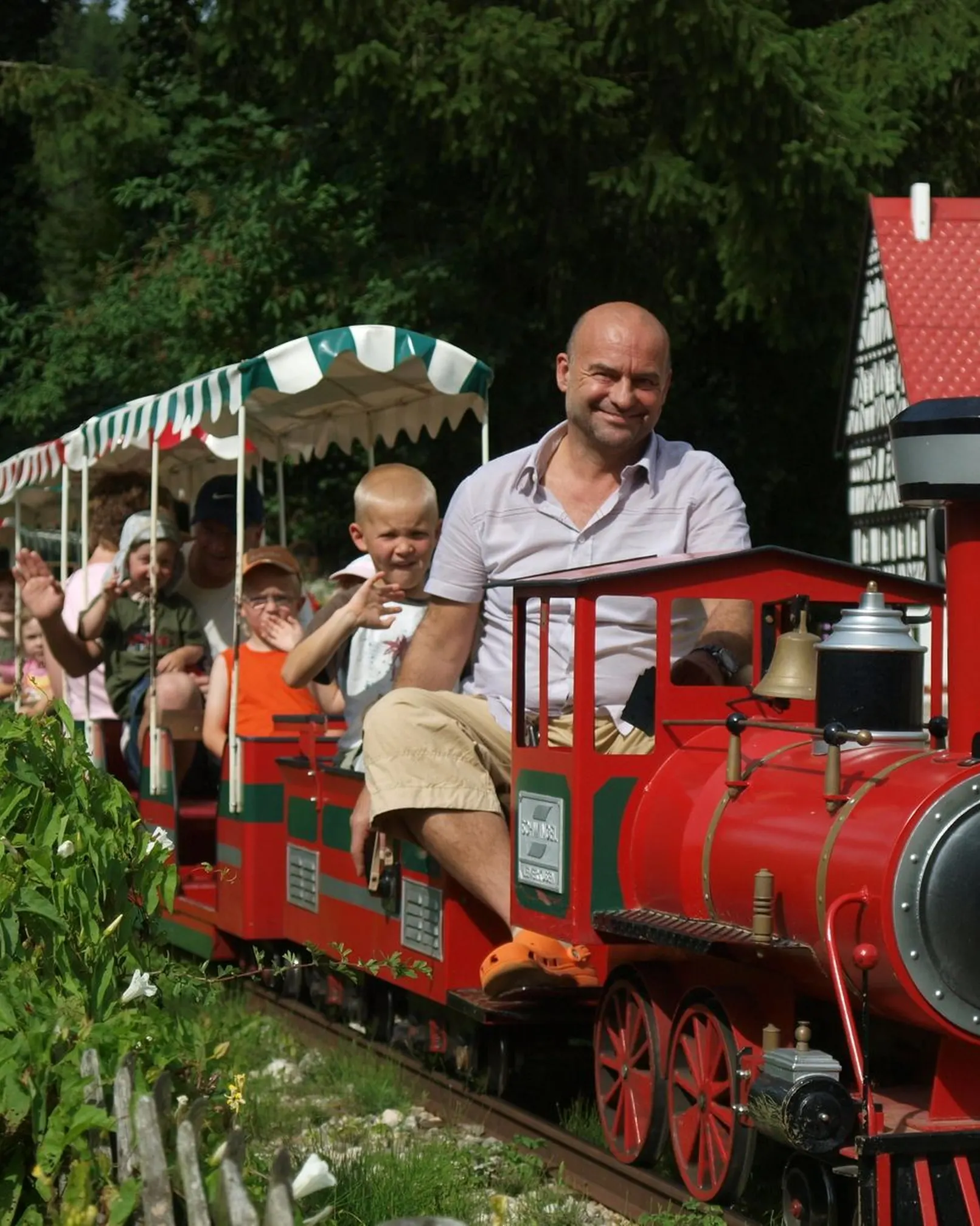 Die Schwäbsche Eisenbahn fährt durchs Minidorf